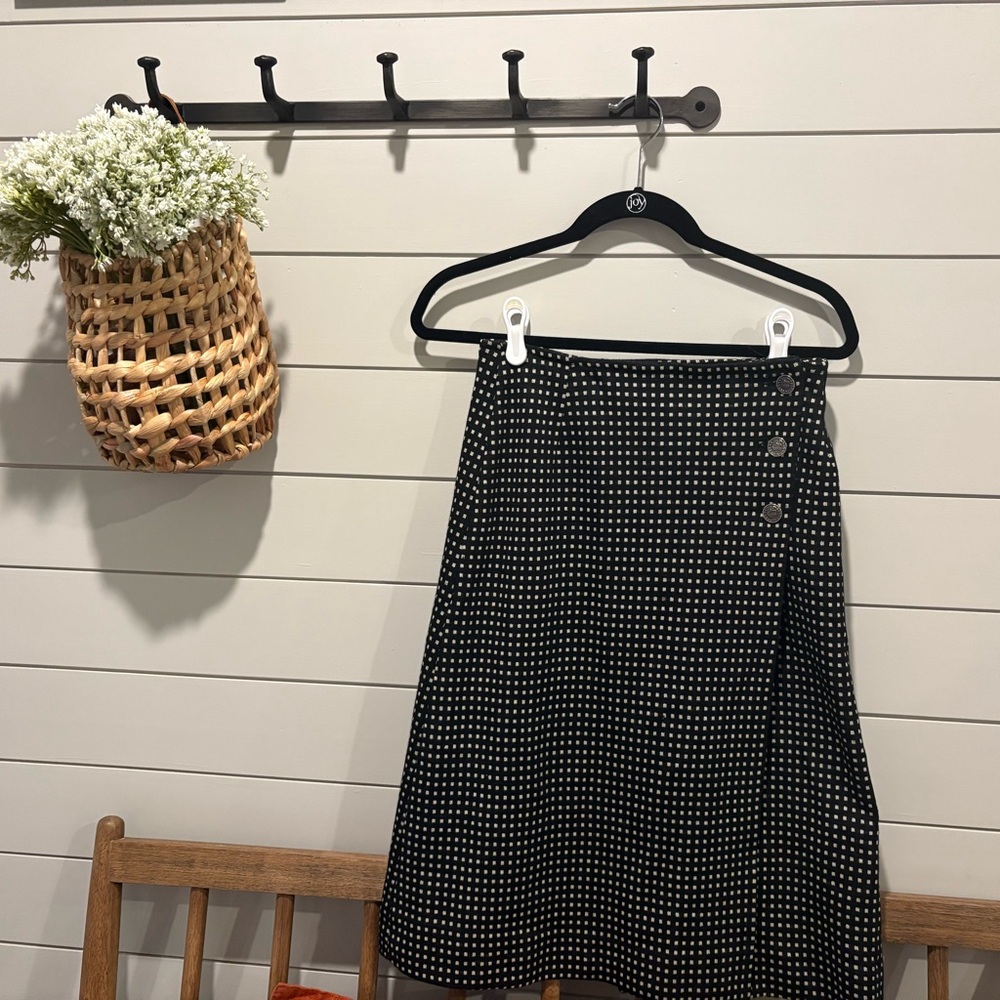 Holt Renfrew vintage women’s 100% wool Skirt